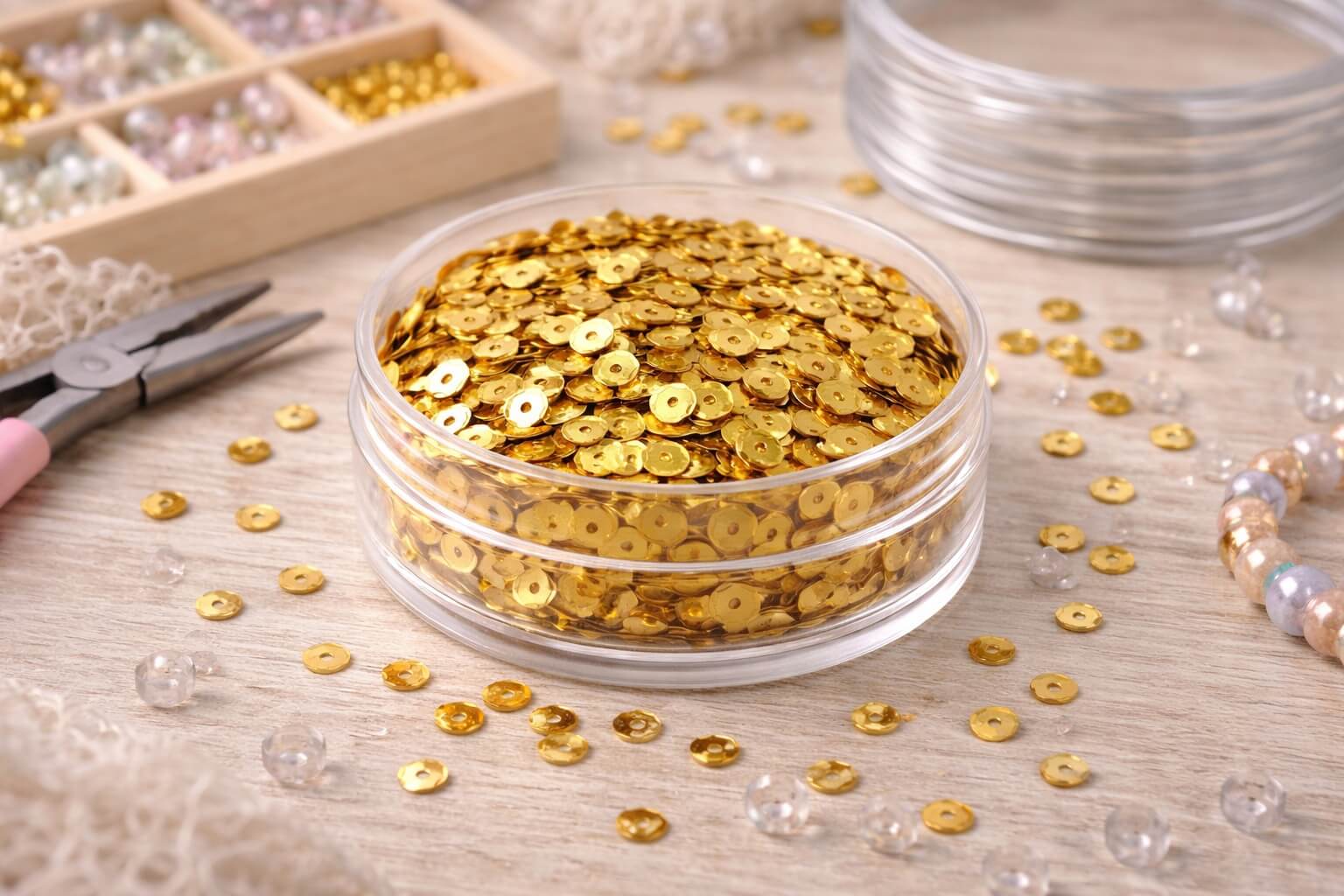 Guld pailletter 6 mm i æske til DIY hobby, smykkefremstilling og kreative projekter