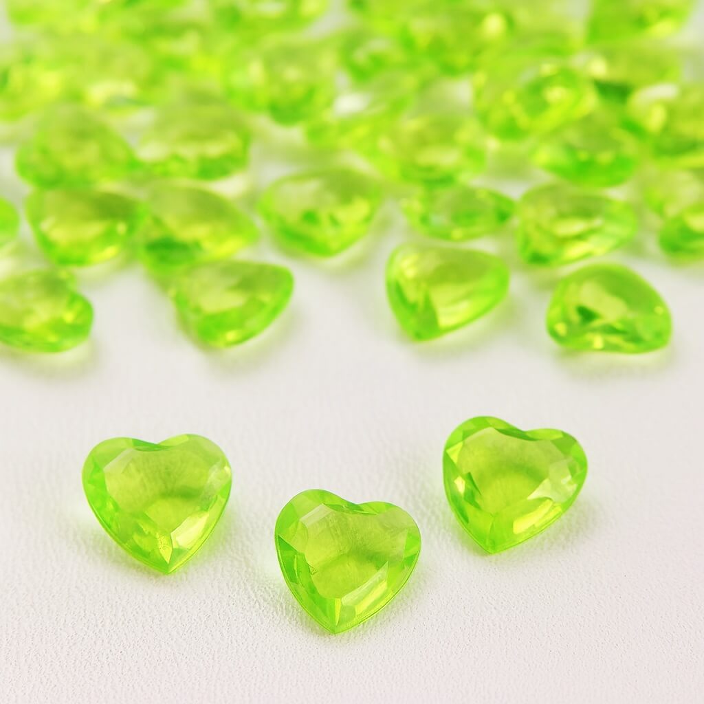 Limegrønne hjerteformede pynte diamanter i pose samt tre fremviste akryl hjerter foran produktet.