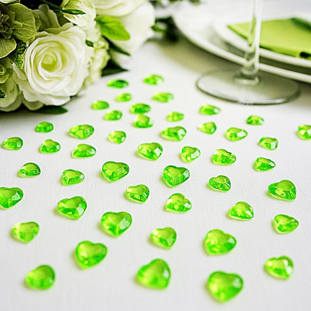 Limegrønne hjerteformede pynte diamanter i pose samt tre fremviste akryl hjerter foran produktet.