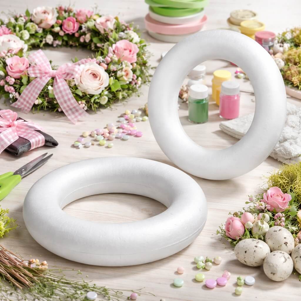 Hvid styroporring 12 cm brugt til DIY dekoration og kreativ kransepynt med blomster og hobbyartikler