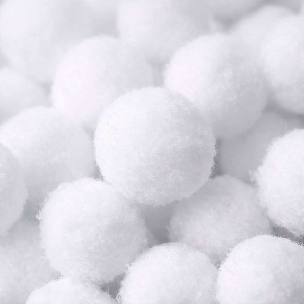 Close-up af hvide pompon kugler 10 mm – små bløde hobby pomponer til DIY projekter, scrapbooking, dekoration og kreative hobbyaktiviteter