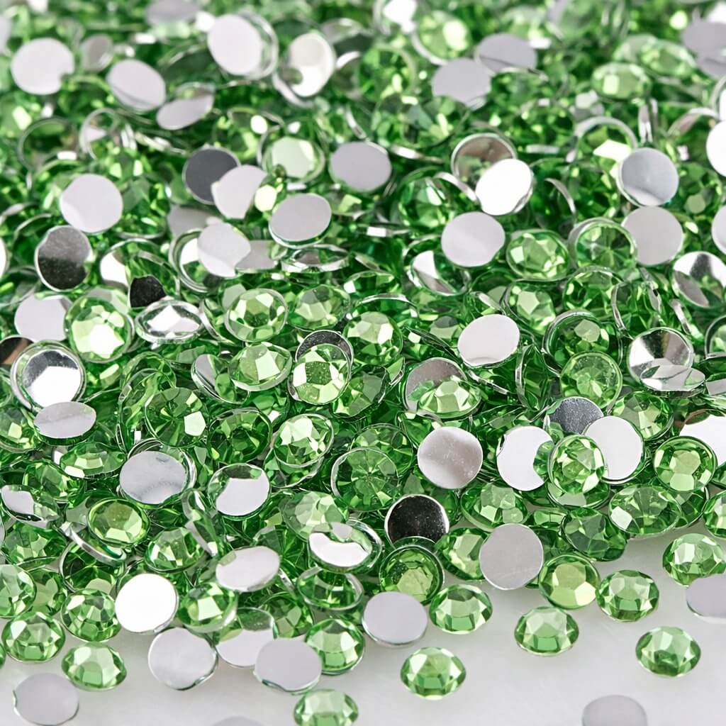 Close-up af lysegrønne rhinsten 3 mm facetterede dekorationssten med flad bagside til scrapbooking negledesign og DIY dekoration