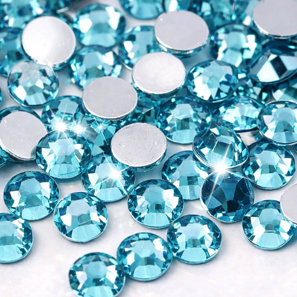 Close-up af lyseblå facetterede rhinsten 5 mm dekorationssten til scrapbooking negle kortfremstilling og DIY hobbyprojekter