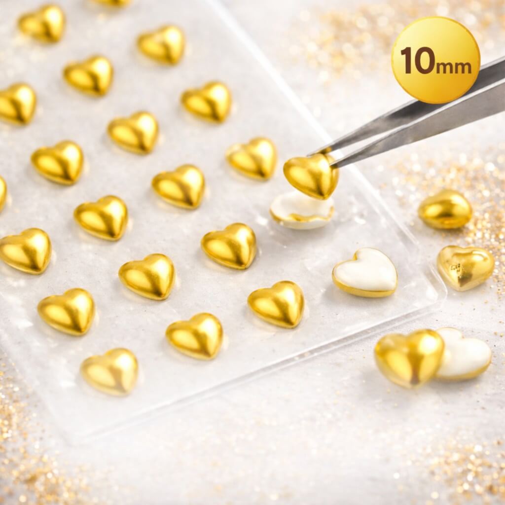 Close-up af selvklæbende guld hjerte halvperler 10 mm med pincet – DIY dekorationsperler