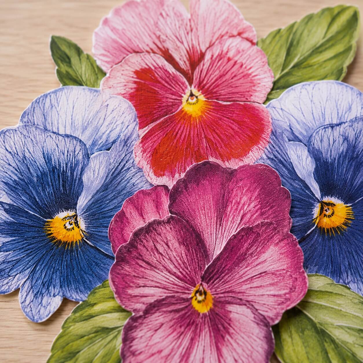 Close-up af 3D ark Dan Design 13559 Blomster med detaljerede stedmoderblomster og lag-på-lag 3D effekt til kortfremstilling