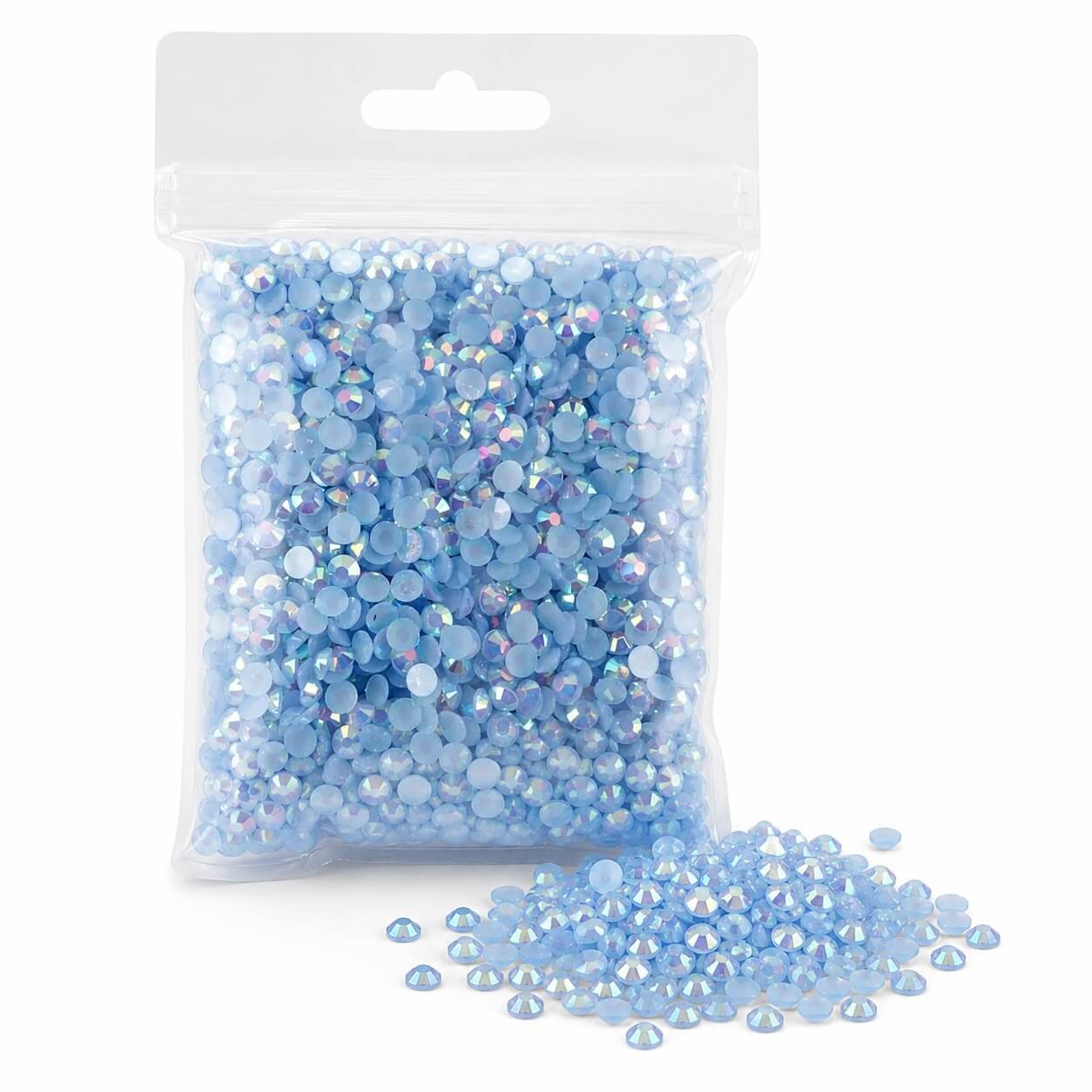 Packshot af Rhinsten 6 mm iriserende lyseblå 15 g i pose med løse facetslebne rhinsten på hvid baggrund.
