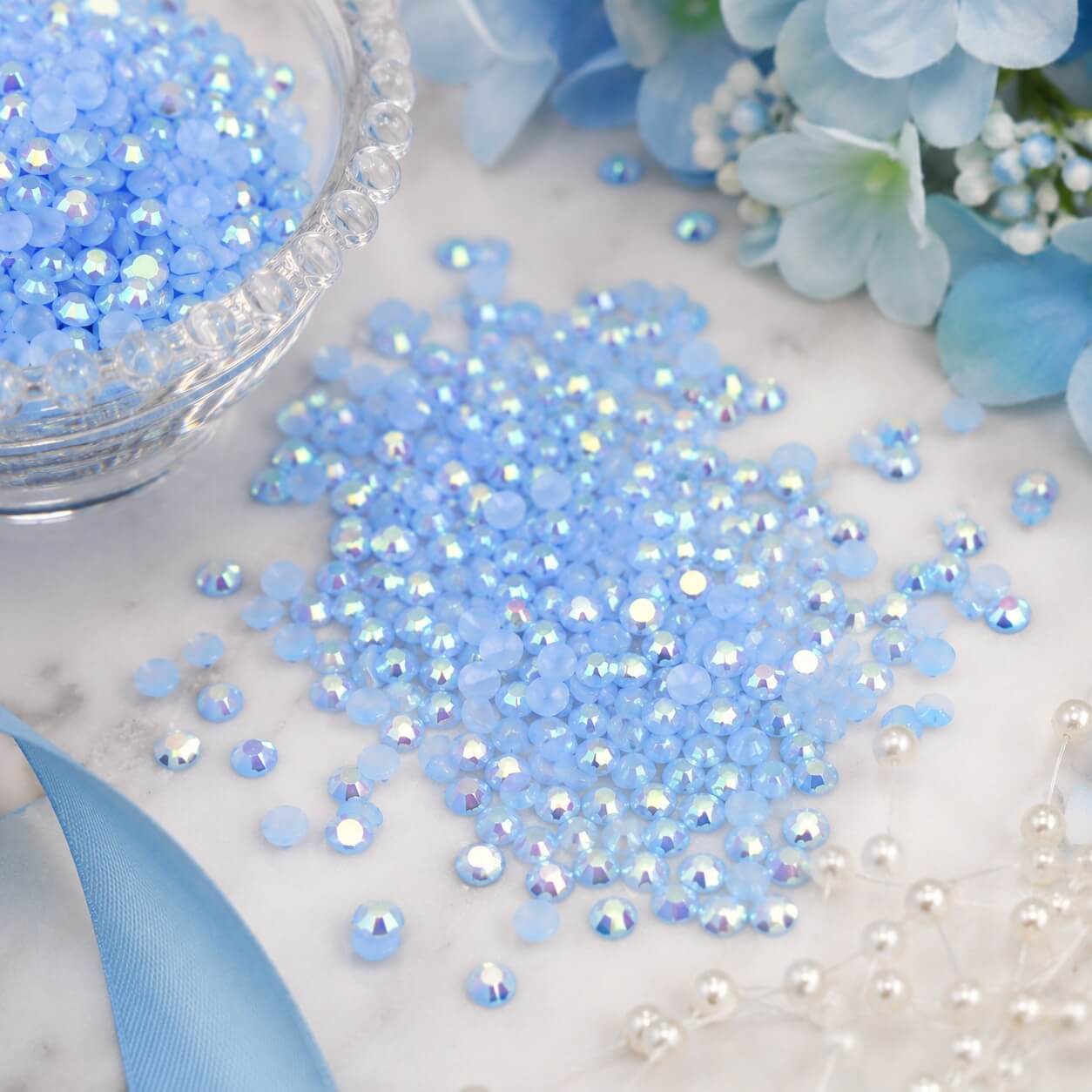 Rhinsten 6 mm iriserende lyseblå 15 g til scrapbooking, kortfremstilling og kreative hobbyprojekter.
