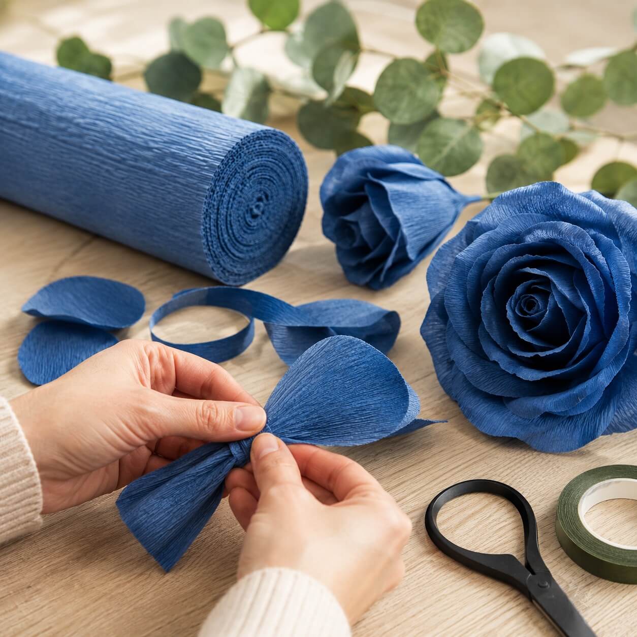 Hænder der laver papirblomster med Cartotecnica Rossi Superior Florist crepepapir blå grøn Teal Blue 180g