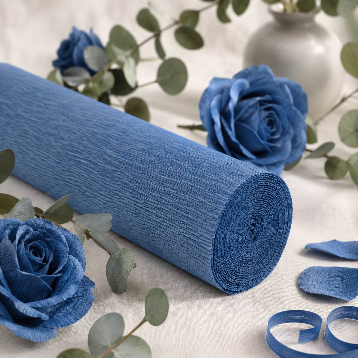 Cartotecnica Rossi Superior Florist crepepapir blå grøn med blå papirblomster og eucalyptus stemningsbillede