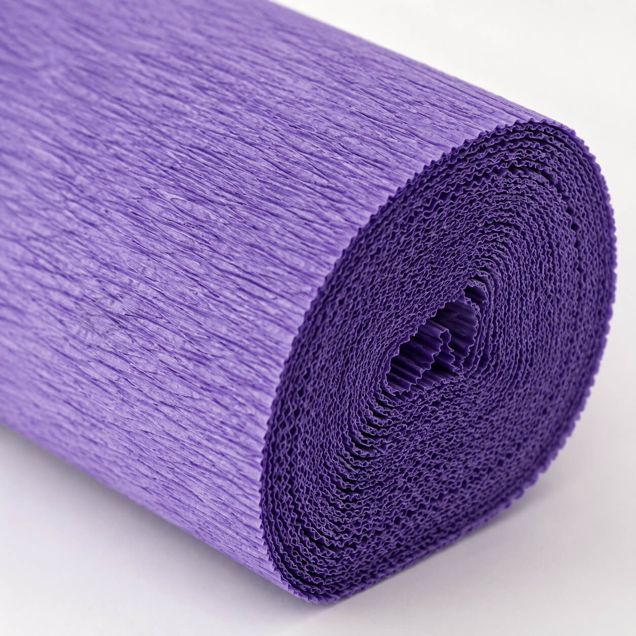 Detaljeret close-up af Cartotecnica Rossi Superior Florist Crepepapir violet 180g med tydelig crepestruktur