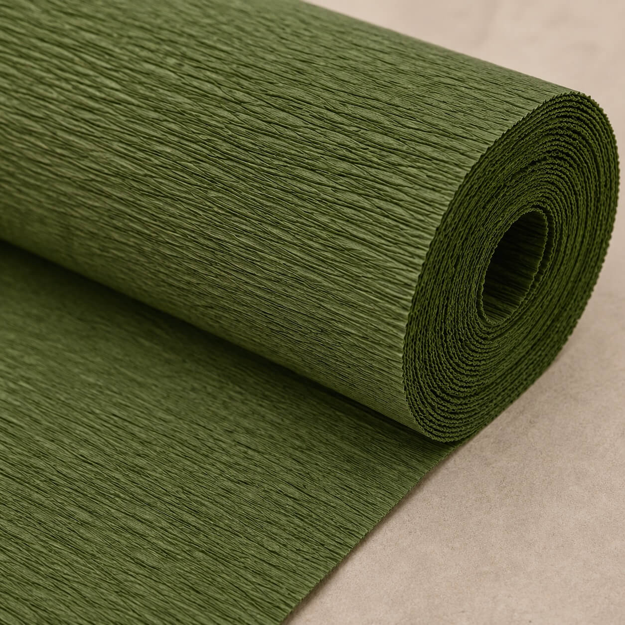 Close-up af Cartotecnica Rossi Superior Florist Crepepapir Olive Green 50x250cm 180g med detaljeret crepestruktur i olivengrøn farve