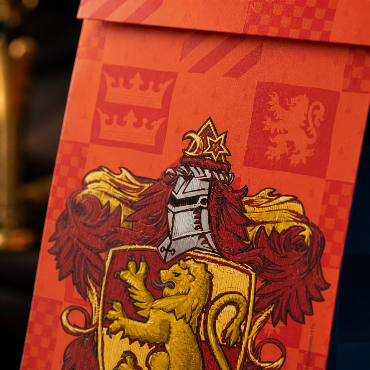 Close-up af Harry Potter slikpose med Gryffindor motiv og detaljeret våbenskjold