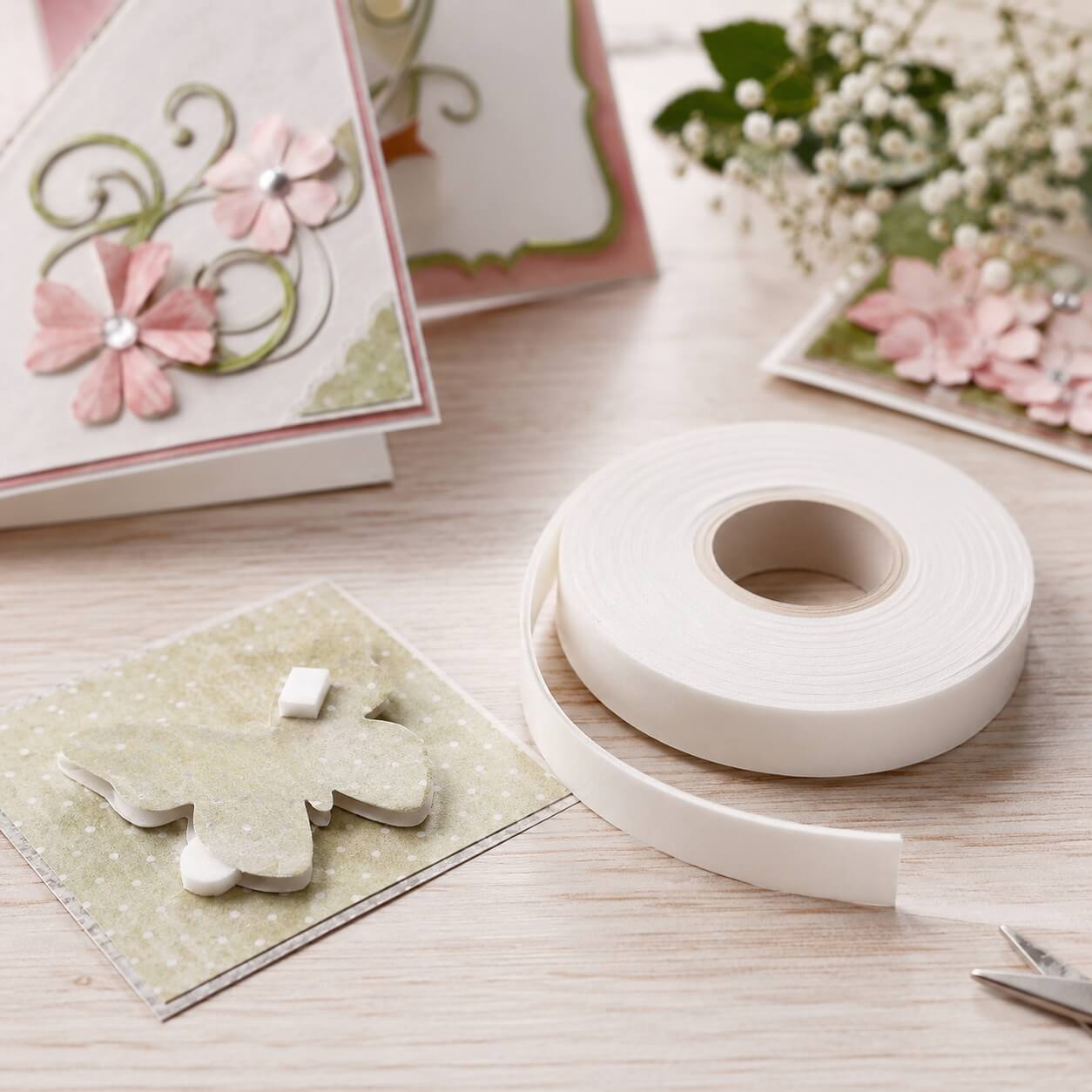 Dobbeltklæbende skum tape anvendt til kreative hobbyprojekter med håndlavede kort og 3D-dekorationer.