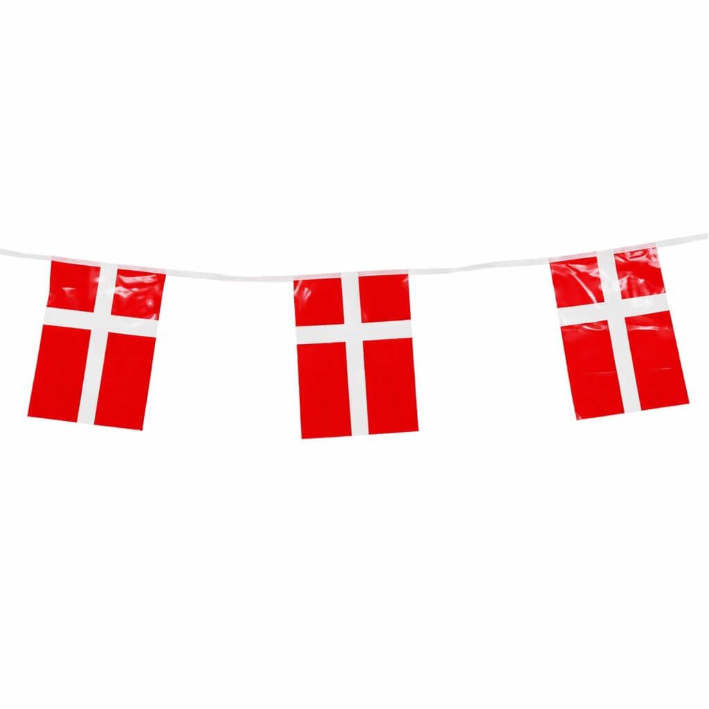 Flagguirlande med Dannebrog flag i plast 4 meter vist på hvid baggrund med klassiske røde og hvide danske flag