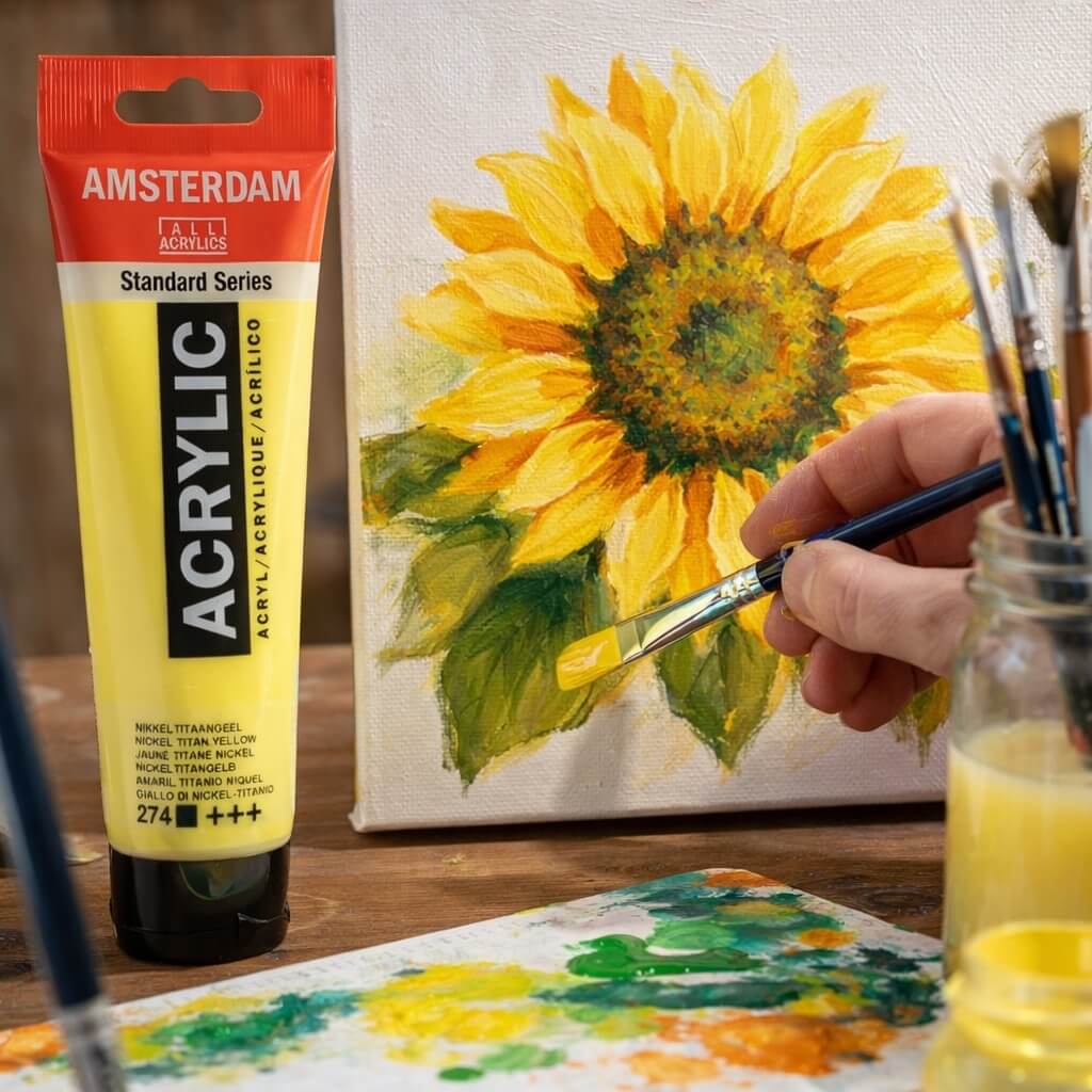 Amsterdam Standard akrylmaling Nickel Titanium Yellow i brug til at male en solsikke på lærred med pensel