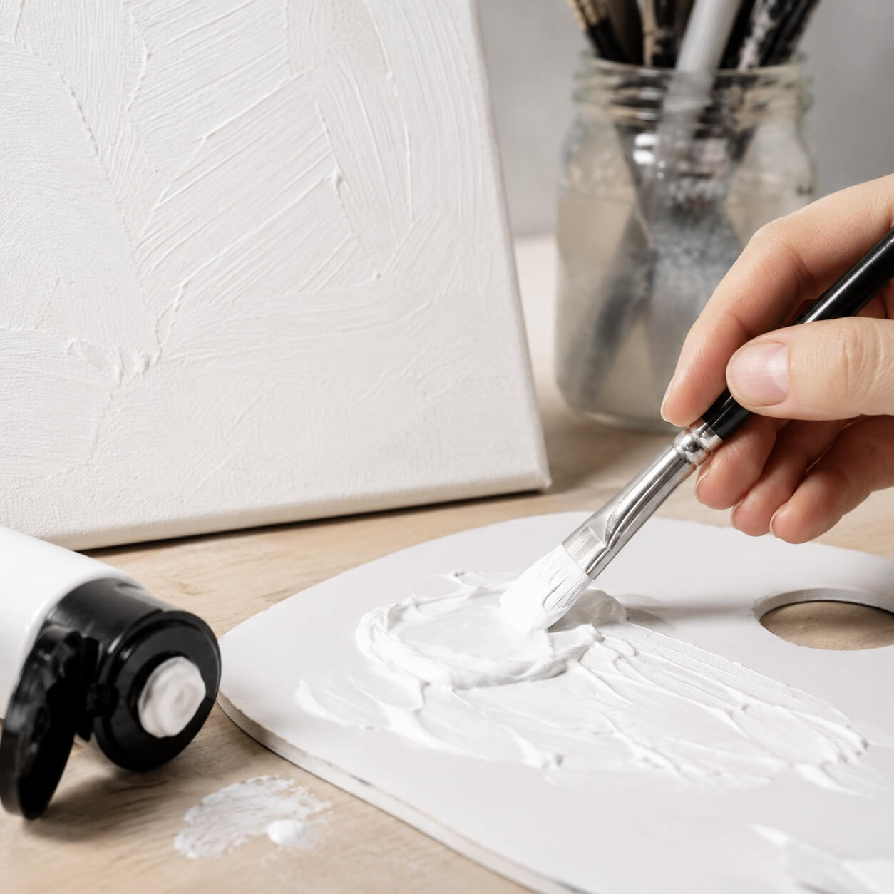 Amsterdam Standard akrylmaling Titanium White 120ml brugt med pensel på palette og lærred