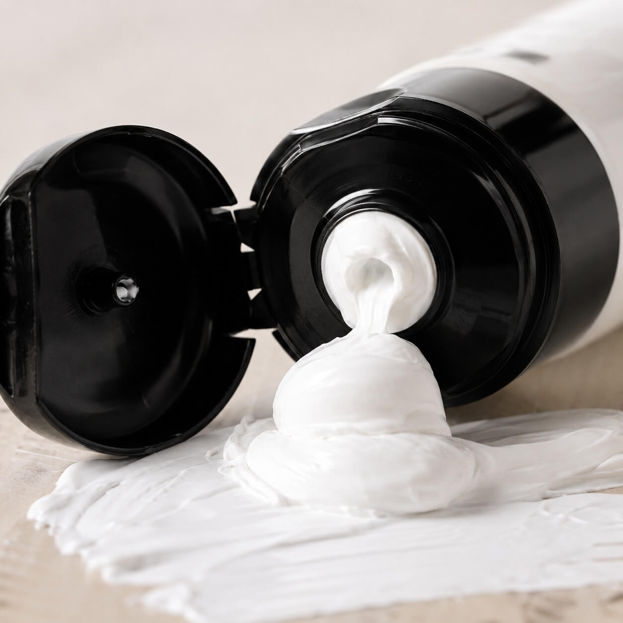Close-up detaljebillede af Amsterdam Standard akrylmaling Titanium White 105 med cremet hvid maling