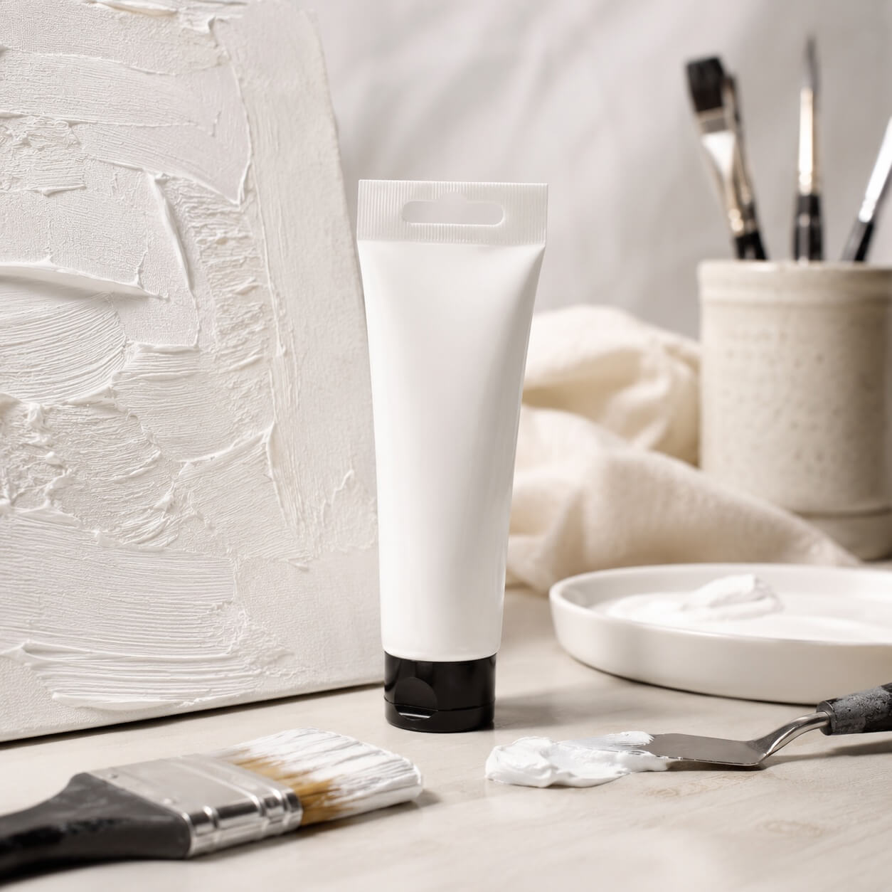 Stemningsbillede af Amsterdam Standard akrylmaling Titanium White 120ml med lærred og malerværktøj
