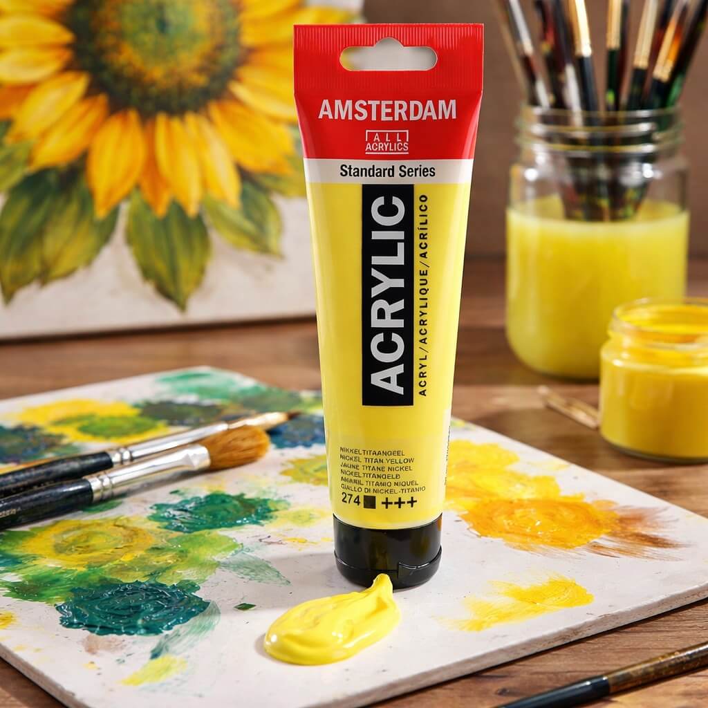 Amsterdam Standard akrylmaling Nickel Titanium Yellow 120 ml tube med gul maling på palet i kunstnerisk arbejdsmiljø