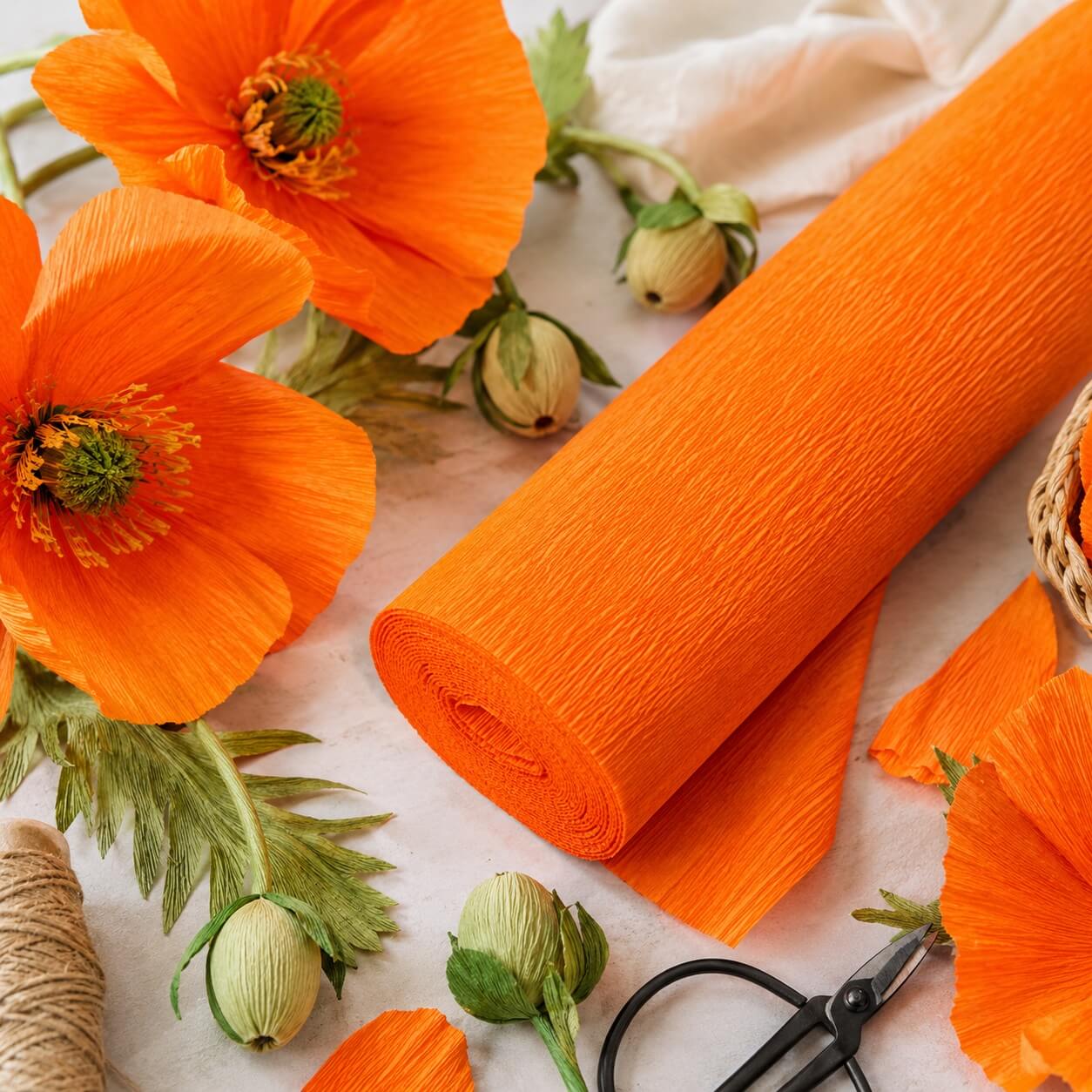Stemningsbillede med orange Cartotecnica Rossi florist crepepapir og realistiske papirblomster til DIY og kreative hobbyprojekter