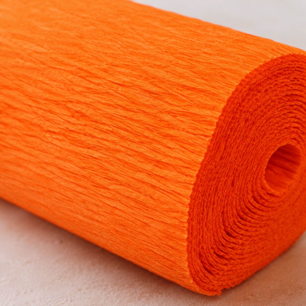 Close-up af Cartotecnica Rossi Superior Florist crepepapir orange 180g med detaljeret crepestruktur til papirblomster og DIY projekter