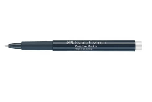 Faber-Castell Creative Marker White as Snow lagt ved kreative korkbordskånere dekoreret med hvid blæk og en latte i baggrunden.