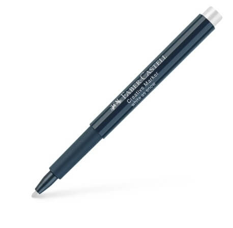 Faber-Castell Creative Marker White as Snow lagt ved kreative korkbordskånere dekoreret med hvid blæk og en latte i baggrunden.