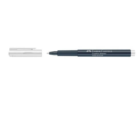 Faber-Castell Creative Marker White as Snow lagt ved kreative korkbordskånere dekoreret med hvid blæk og en latte i baggrunden.