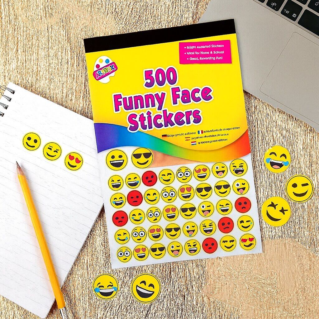 Smiley og emoji stickers på skrivebord med notesbog og blyant – sjove klistermærker til børn og skole