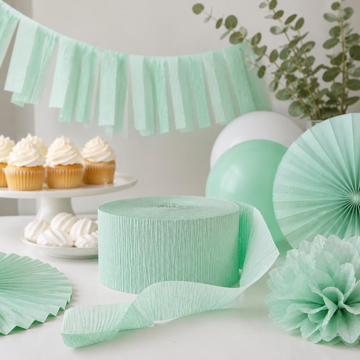 Crepepapir mint grøn brugt til guirlande og festpynt på bord til fødselsdag eller baby shower