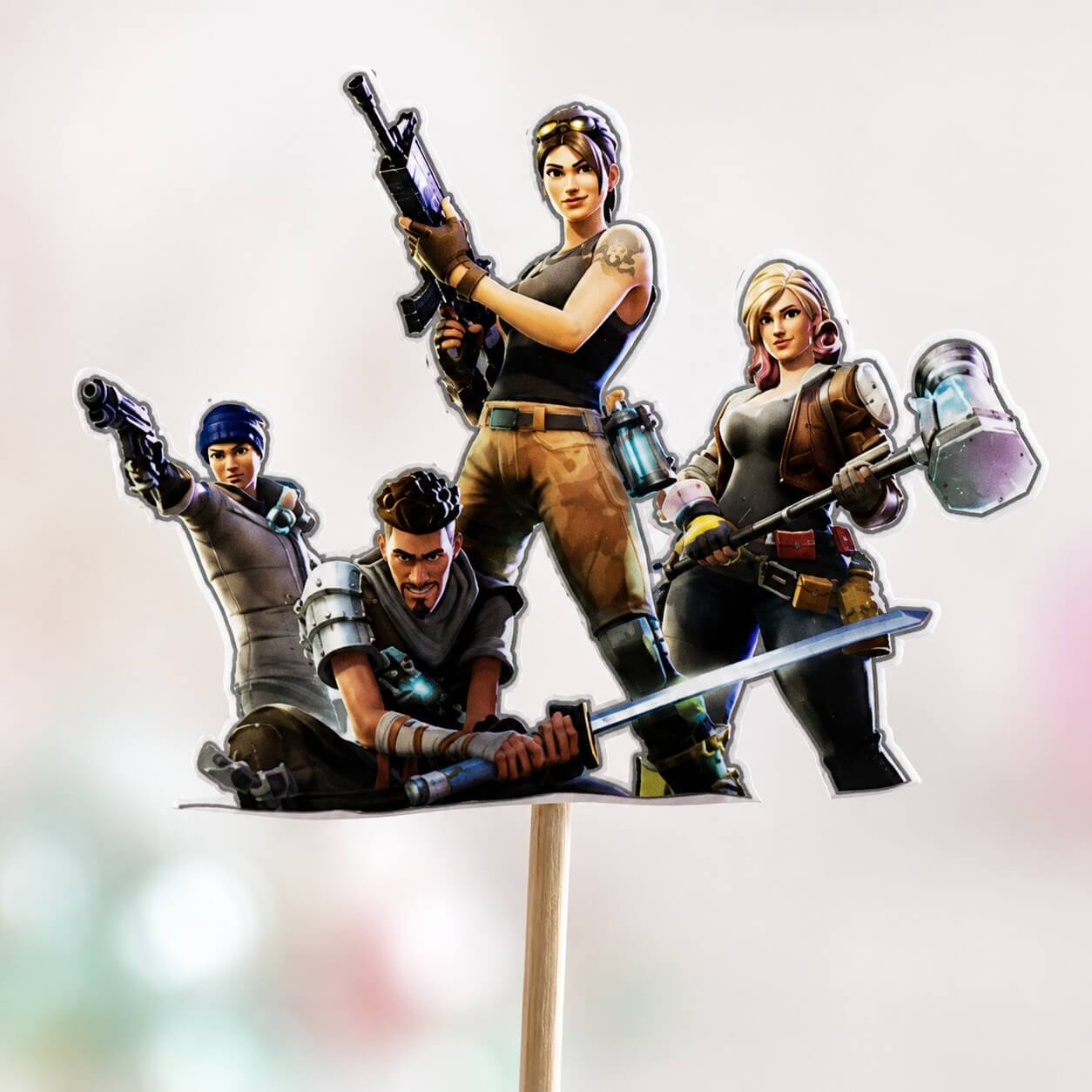 Close-up af Fortnite kagepynt med 24 cake toppers i kraftigt karton til cupcakes, muffins og lagkager ved Fortnite fødselsdag.