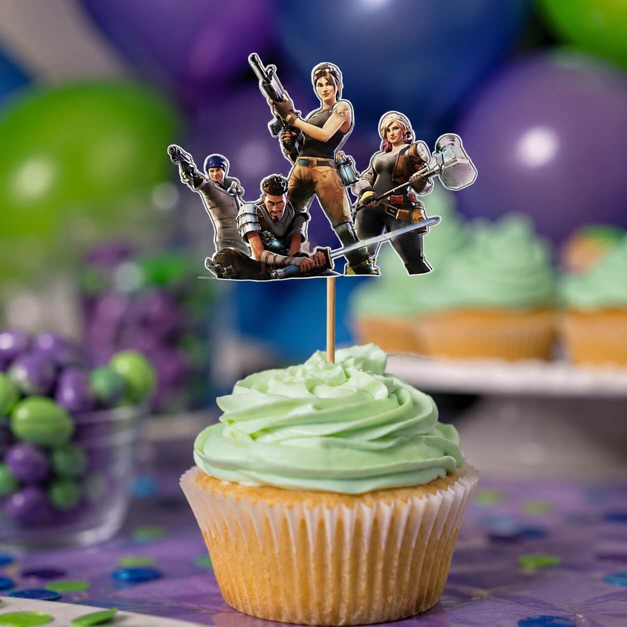 Fortnite kagepynt med cake topper på cupcake til Fortnite fødselsdag med festlig borddækning og gamer-tema.