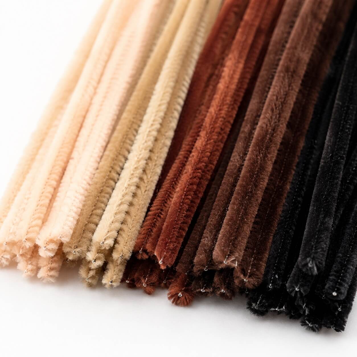 Close-up af chenille piberensere brun mix 6 mm med blød chenille-overflade og naturlige brune nuancer til hobby og kreative projekter.