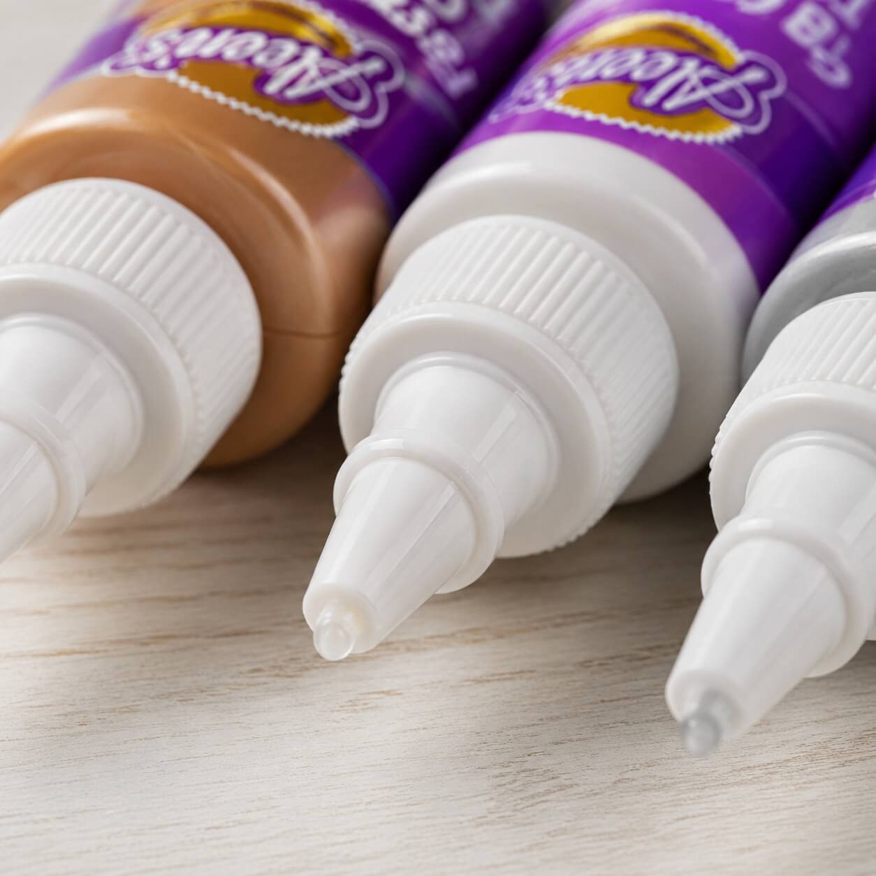 Close-up detaljebillede af Tacky Glue lim med præcisionsspids til hobby, scrapbooking og kreative projekter